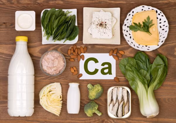 Thực tế có nhiều trường hợp như dì Liu, bổ sung đều đặn nhưng vẫn thiếu canxi. Nguyên nhân của tình trạng này bắt nguồn từ yếu tố bên trong và yếu tố bên ngoài.