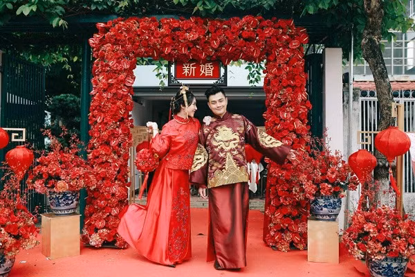 Bình thường, các cô dâu sẽ lựa chọn trang phục truyền thống hoặc váy cưới hiện đại. Gam màu chủ yếu là đỏ tượng trưng cho sự may mắn hoặc trắng biểu thị sự tinh khôi.