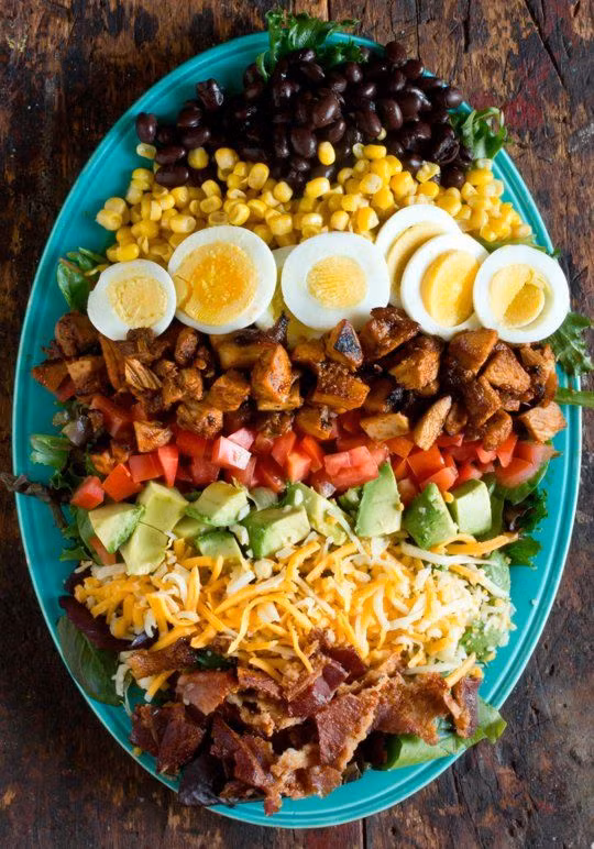 Chỉ cần trình bày salad với lần lượt các nguyên liệu với màu sắc khác nhau như trứng luộc, cà rốt, quả bơ, cà chua... rồi đổ dầu giấm lên trên là bạn đã có món salad rực rỡ đón Xuân.