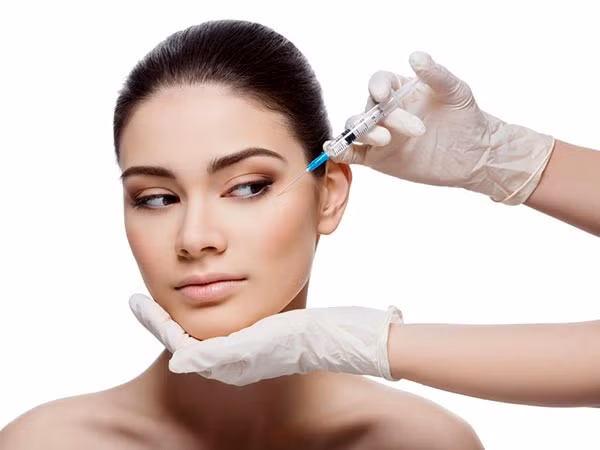 Mặt nạ bột gạo: Hãy trộn 3 muỗng canh bột gạo, 1 lòng trắng trứng và 1 thìa dầu hạnh nhân và đắp lên mặt trong 20 phút. Sau đó rửa sạch mặt với nước ấm để có làn da căng mịn. 