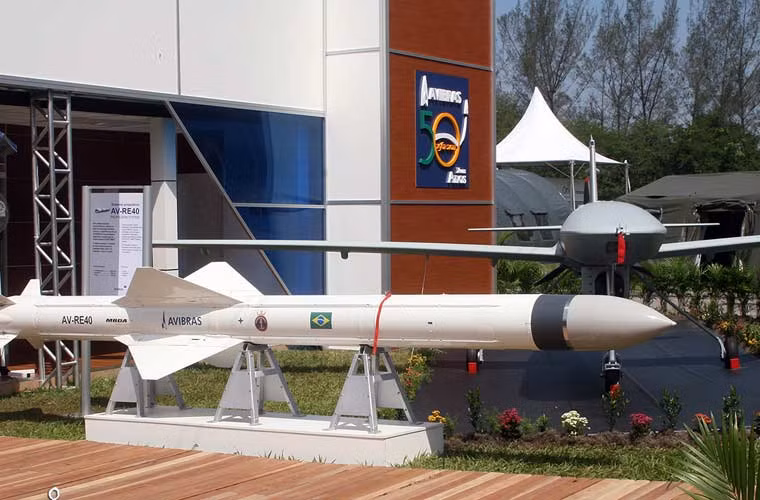 Theo báo cáo của Viện Nghiên cứu Hòa bình Quốc tế Stockhom (SIPRI), năm 2013, Việt Nam đã ký mua 25 tên lửa chống hạm Exocet MM40 Block 3 để trang bị cho 2 tàu hộ vệ tên lửa hiện đại Sigma 9814 do hãng Damen (Hà Lan) thiết kế chế tạo. Exocet MM40 Block 3 là biến thể mới và hiện đại nhất của thế hệ tên lửa MM40 thuộc dòng tên lửa diệt hạm huyền thoại nước Pháp Exocet.