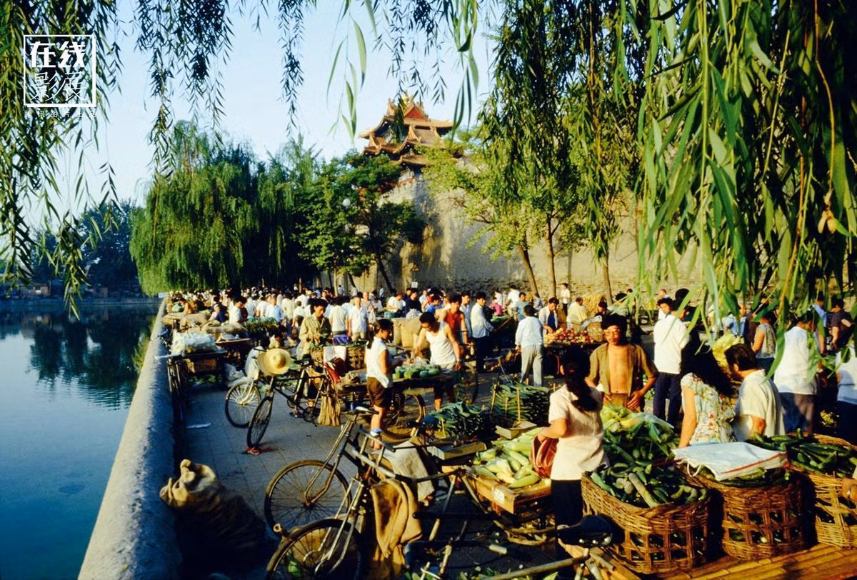 Cảnh buôn bán vào buổi sáng tại một khu chợ tự phát ở Bắc Kinh đầu những năm 1980. Ảnh QQ