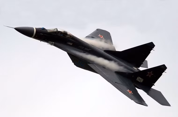 MiG-29K là ứng viên thay thế Su-33 trong tương lai gần trên tàu sân bay Kuznetsov. Đây là phiên bản hoạt động trên tàu sân bay được phát triển từ mẫu tiêm kích đánh chặn MiG-29 huyền thoại. Dù ra đời cùng thời với Su-33 nhưng MiG-29K được chế tạo loạt sau nên tích hợp nhiều công nghệ hiện đại hơn như radar đa chức năng, bảng điều khiển mới, hệ thống điều khiển HOTAS và tích hợp tên lửa R-77 hiện đại.