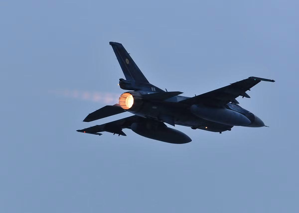 F-2 trang bị hệ thống radar mạng pha quét điện tử chủ động J/APG-1 tiên tiến cho phép theo dõi mục tiêu ở tầm xa, nhiều mục tiêu cùng lúc và dẫn tên lửa tấn công đồng thời vài mục tiêu. Các thông số kỹ thuật của J/APG-1 được bảo mật rất cao, không có thông tin về tính năng kỹ thuật chi tiết. Chính vì thế, nếu mua F-2 Việt Nam sẽ có một chiếc tiêm kích mà đối phương không hề hay biết gì về tính năng của chúng. Trong khi dòng F-16 đã quá phổ biến trên thế giới.