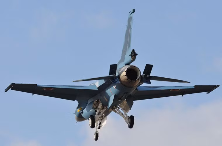 Mitsubishi F-2 được thiết kế dựa trên biến thể tiêm kích F-16 Block 40 do Lockheed Martin chế tạo. Vì vậy, kiểu dáng của F-2 gần như tương đồng hoàn toàn với F-16.