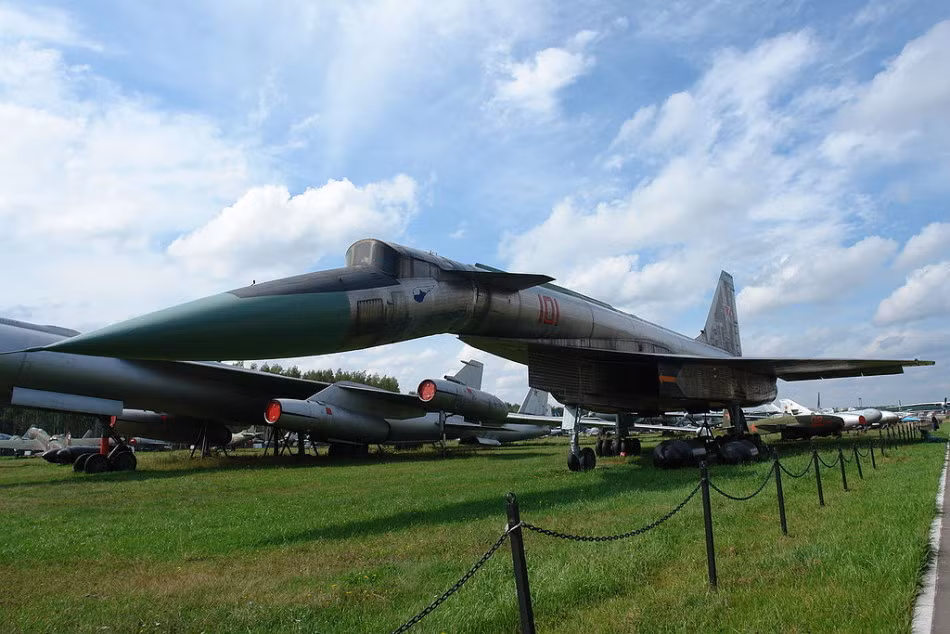 Quan sát bên ngoài, máy bay Sukhoi T-4 có phần thân rất dài, cánh tam giác, mũi máy bay rất lạ với cánh mũi đặt gần cabin, mũi rất dài được hạ thấp xuống để cung cấp tầm nhìn khi hạ cánh và cất cánh. Một kính tiềm vọng được sử dụng để nhìn phía trước khi mũi máy bay được rút lại.