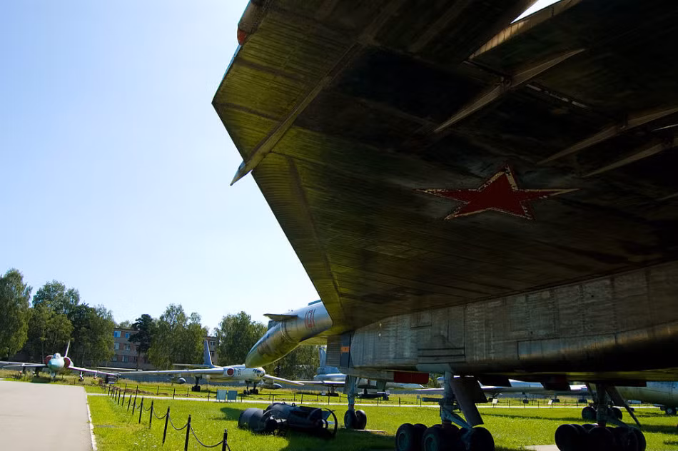 Sukhoi T-4 được làm phần lớn từ titanium và thép không gỉ.