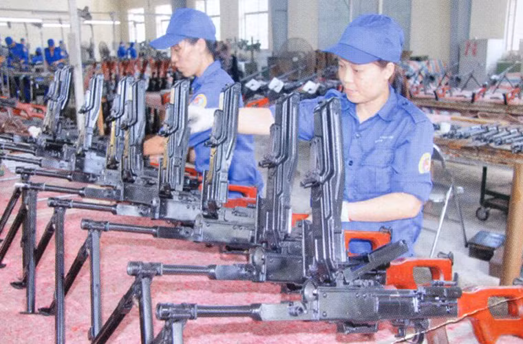 Đáng lưu ý, súng đang được nhà máy quốc phòng Z111 của Việt Nam sản xuất. Thông số kỹ thuật của súng với trọng lượng 7,5kg, chiều dài 1.192mm, nòng dài 645mm, cỡ nòng 7,62mm, tầm bắn hiệu quả trong khoảng 1.000m.