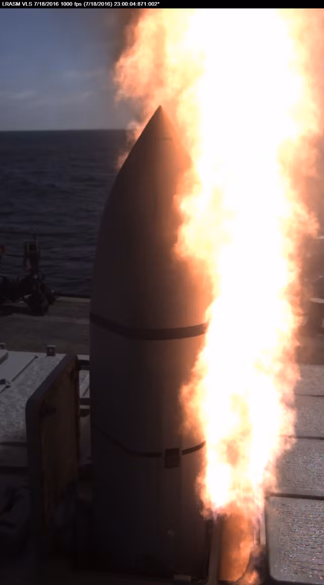 Hồi cuối tháng 7, Công ty Lockheed Martin (Mỹ) lần đầu tiên bắn thử thành công tên lửa chống hạm LRASM (viết tắt của cụm từ Long Range Anti-Ship Missile - tên lửa chống hạm tầm xa) từ bệ phóng thẳng đứng Mk41 từ tàu khu trục USS Paul F. Foster.