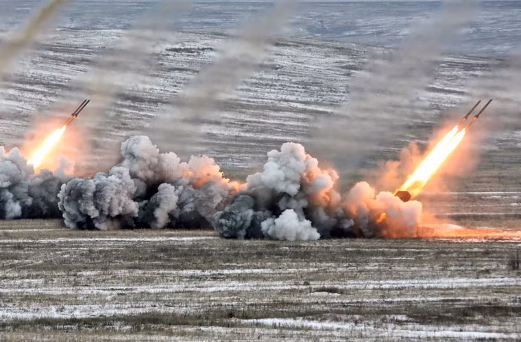 "Ở đây có những lý do dễ hiểu: TOS-1 cơ bản có tầm bắn dưới 3km, vì vậy vũ khí phải sẵn sàng hứng chịu hỏa lực của đối phương từ tất cả các loại súng, pháo chống tăng của đối phương”, ông Robl nhận xét.