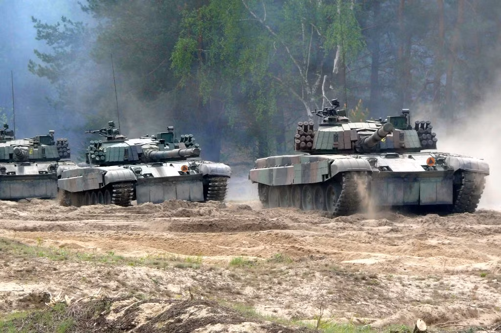 Hiện Quân đội Ba Lan có trong biên chế 233 xe tăng PT-91 Twardy, 120 xe tăng T-72M1 cũ (và gồm 470 chiếc T-72M1 trong kho lưu trữ) và 249 xe tăng chủ lực Leopard 2A4 và 2A5 mua của Đức.