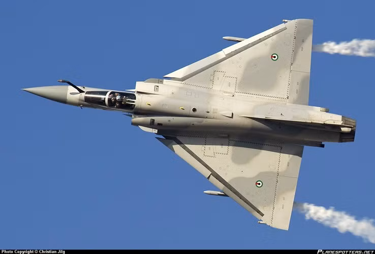 Mirage 2000 được thiết kế với khẩu pháo 30mm trong thân (cơ số 125 viên/khẩu, tốc độ bắn 1.200-1.800 phát/phút). Trên cánh và thân có 9 giá treo mang tổng cộng 6,3 tấn vũ khí gồm các loại tên lửa không đối không, tên lửa đối đất và cả tên lửa chống tàu mặt nước.
