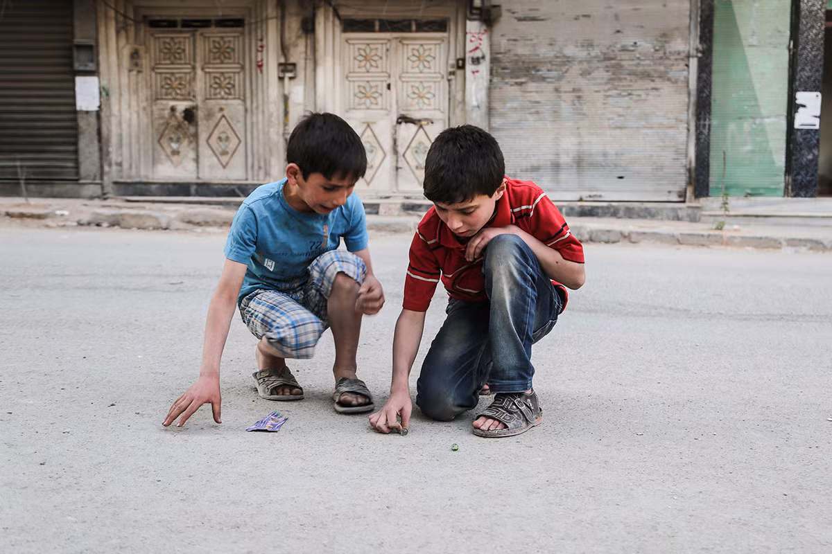 Trẻ em dùng bất cứ thứ đồ nào mà chúng thấy để chơi.