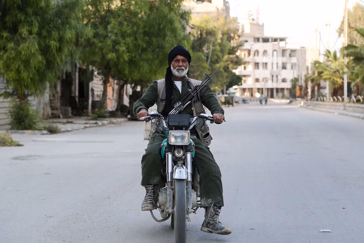Có nhiều nhóm nổi dậy hiện diện ở Đông Ghouta này, bao gồm Jaish al-Islam, al-Rahman Corps, al-Qaeda hay Quân đội Syria Tự do (FSA). Ảnh: Một chiến binh FSA lái xe máy ra chiến tuyến.