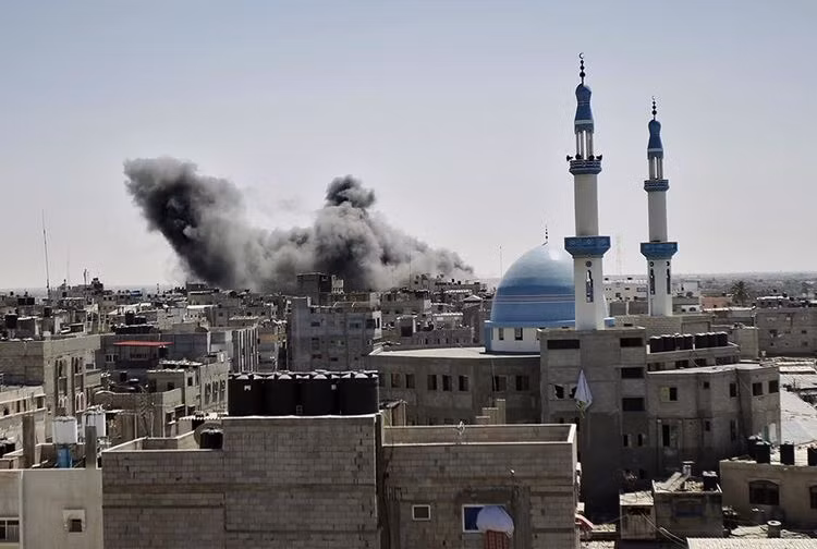 Cũng vào ngày 1/5, theo thông tin từ tờ Jerusalem Post của Israel, Không quân nước này đã tổ chức một cuộc không kích dữ dội vào một kho vũ khí tại tỉnh Holms ở miền tây Syria và đã gây ra một "vụ nổ hàng loạt", gây nhiều thiệt hại cho phía Syria.