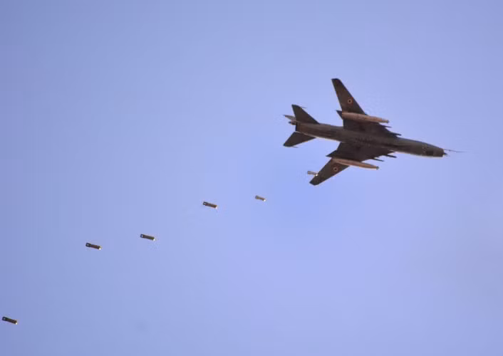Tải trọng tối đa của Su-22 chỉ ở mức 4 tấn vũ khí trong khi phiên bản F/A-18C/D đã mang tới 7 tấn, thậm chí ở phiên bản F/A-18E/F có thể mang tới hơn 8 tấn vũ khí, gấp đôi so với Su-22.