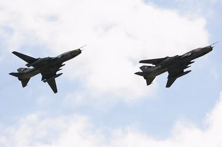 Nhiệm vụ chính thiết kế ban đầu của máy bay Su-22 là chi viện hỏa lực đường không tầm thấp nên vũ khí chủ yếu phục vụ cho tấn công mặt đất, vì thế việc nâng cấp để chúng có thể tác chiến đa năng vẫn rất hạn chế.