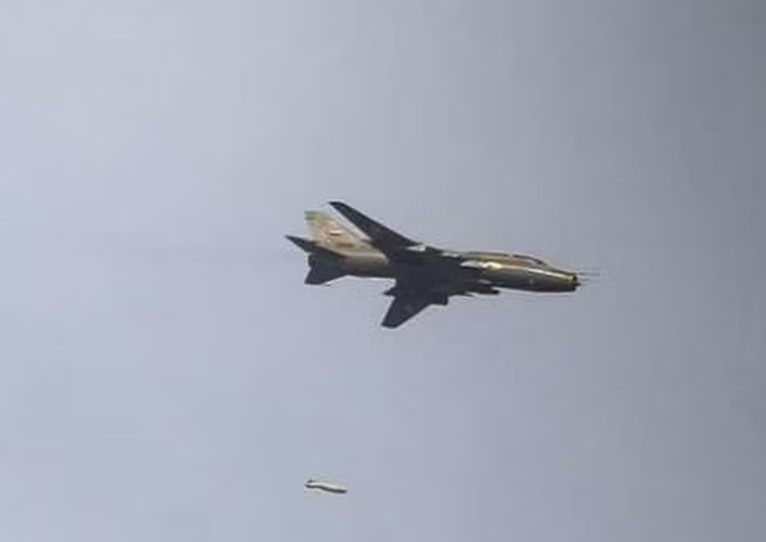 Mặt khác do khung thân của Su-22 được chế tạo với cửa hút khí ở mũi khiến cho việc trang bị thiết bị điện tử bị hạn chế do thiếu không gian.