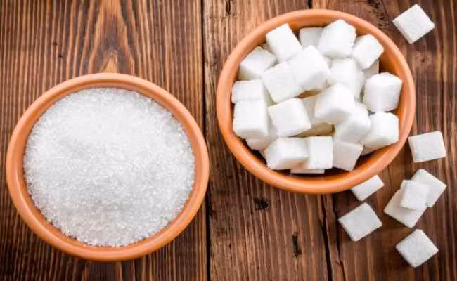  1. Đường và ngũ cốc tinh chế Ăn nhiều carbohydrates tinh chế có thể làm tăng lượng đường trong máu. Insulin khiến kích thích tố androgen hoạt động mạnh hơn, làm cho các tế bào da phát triển nhanh hơn và thúc đẩy sản xuất bã nhờn, góp phần phát triển và tăng mức độ nghiêm trọng của mụn trứng cá.
