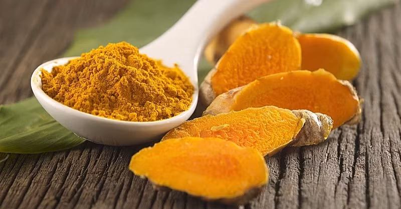  9. Củ nghệ Loại gia vị màu vàng này được xem là một chất chống viêm trong điều trị viêm xương khớp và viêm khớp dạng thấp. Ngoài ra, nghiên cứu cho thấy rằng nồng độ cao của chất curcumin, mang lại cho nghệ màu sắc đặc biệt của nó, có thể giúp giảm tổn thương cơ bắp do tập thể dục gây ra.