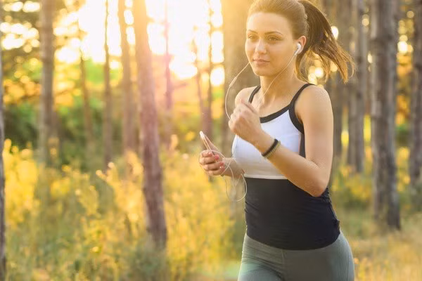 Thêm bài tập aerobic bao gồm các hoạt động như đi bộ, bơi lội và đi xe đạp, sẽ làm tăng hiệu quả giảm mỡ bụng. Tiếp tục tập thể dục sau khi bạn giảm cân sẽ giúp bạn giữ dáng.