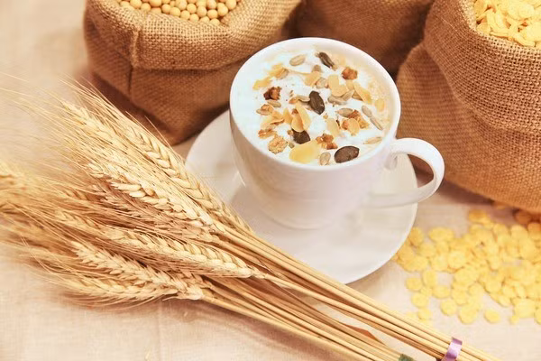 Thay vì ngũ cốc tinh chế, ăn ít hơn 50 gram một ngày ngũ cốc nguyên hạt. Có hàng trăm ngũ cốc nguyên hạt là nguồn protein thực vật tuyệt vời.