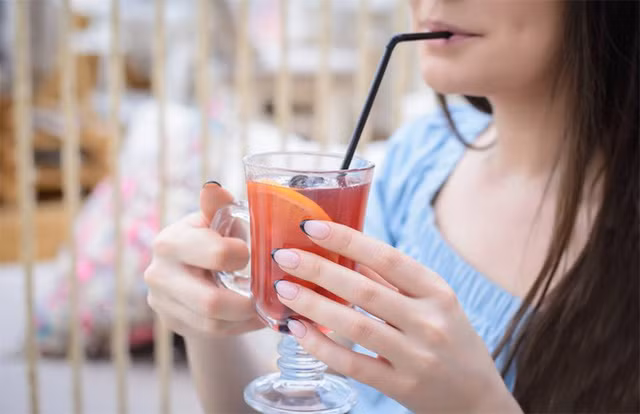 Ống hút nhựa không phải nguyên nhân trực tiếp khiến bạn tăng cân nhưng nó sẽ tiếp tay cho việc đó. Ảnh tapchihoaky.