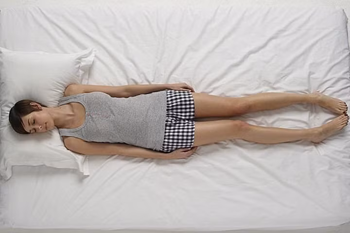 Tư thế người lính Tư thế nằm thẳng lưng với hai cánh tay xuôi bên người có thể khiến bạn ngáy. Ngủ ngáy không chỉ gây phiền nhiễu cho người bên cạnh mà nó có thể phá vỡ giấc ngủ của bạn và dẫn đến các vấn đề với động mạch cảnh, cung cấp máu cho não, khuôn mặt và cổ.