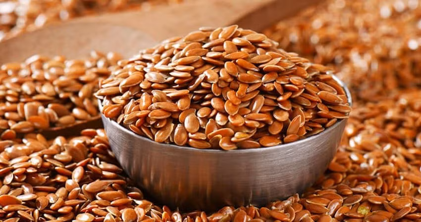 Hạt lanh là một nguồn axit béo omega-3 ALA tuyệt vời, giúp bảo vệ làn da khỏi bức xạ mặt trời và có thể làm giảm các tổn thương da liên quan đến ánh nắng mặt trời. 