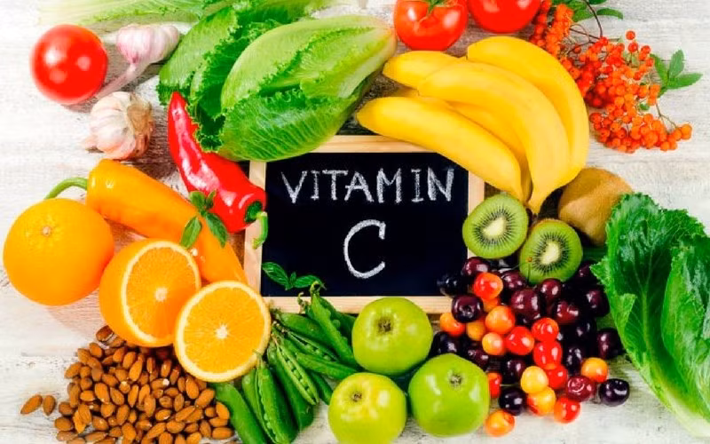 Những loại rau giàu vitamin C, thành phần quan trọng cho sản xuất collagen và có tác dụng chống oxy hóa mạnh. Các nghiên cứu cho thấy những người ăn nhiều rau xanh và vàng có ít nếp nhăn hơn.