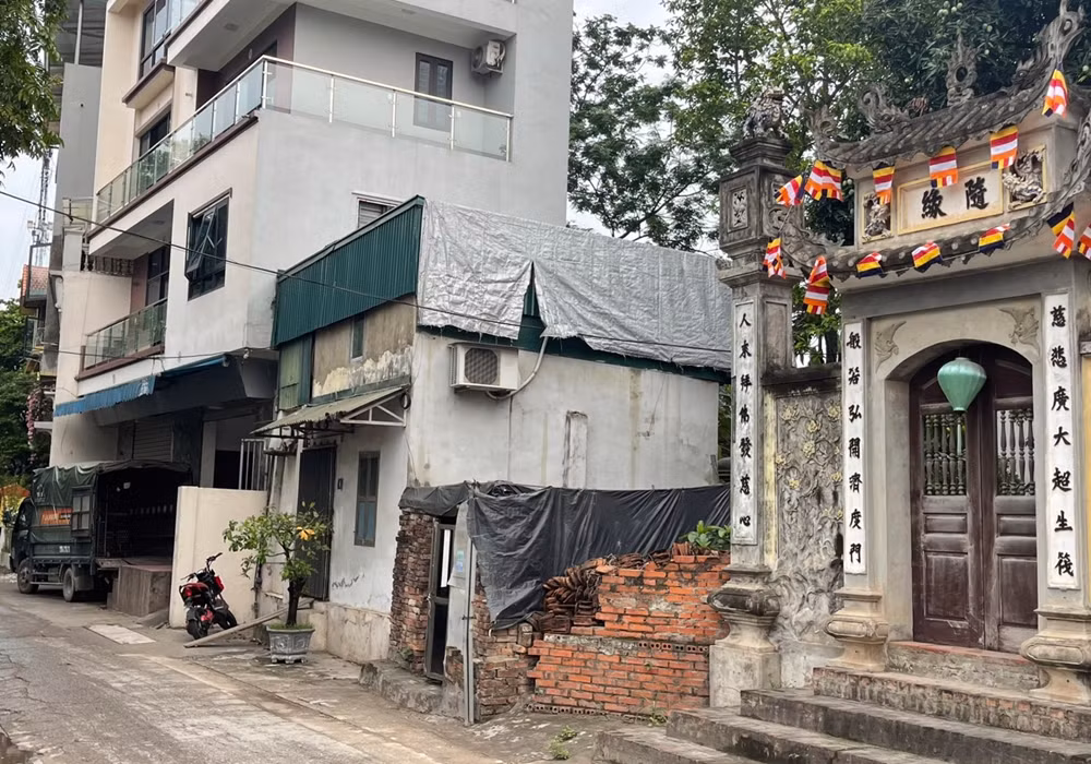 “Năm 2006, trước khi khởi công xây dựng Tam quan chùa, có 5 hộ dân đã lấn chiếm và sử dụng đất chùa. Trụ trì chùa, Ban lễ hội, vãi chưởng của tất cả các thôn, các cụ 2 giới cùng xây dựng đã làm đơn kiến nghị với tất cả các cơ quan chức năng. Sau đó, các hộ dân lấn chiếm đất chùa đã bị cưỡng chế phá dỡ, riêng có hộ gia đình bà Đỗ Thị Hiền cố tình tái lấn chiếm”, Trụ trì chùa Linh Thông Thích Diệu Phúc thông tin.