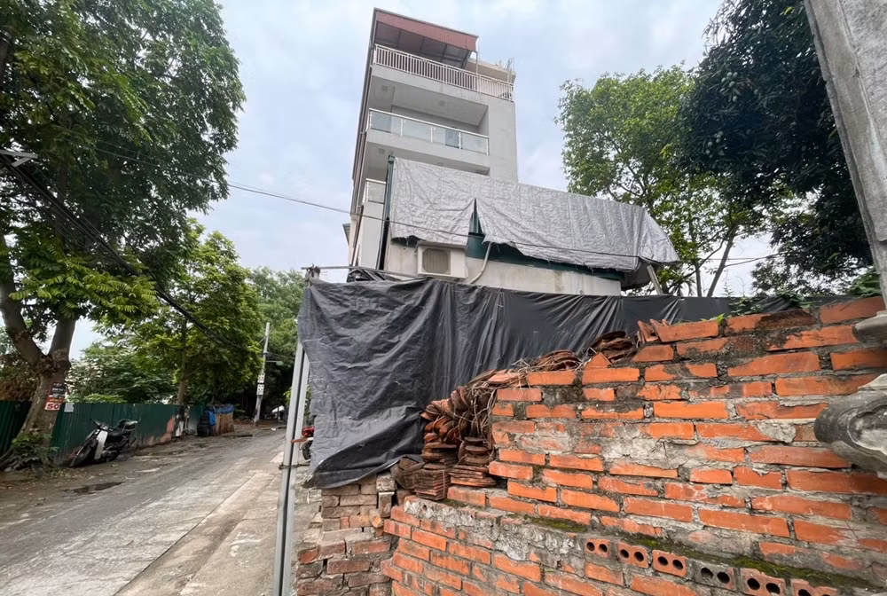 Liên quan đến sự việc, ngày 24/5 trao đổi với PV Báo Tri thức và Cuộc sống, một lãnh đạo UBND phường Đại Mỗ, cho biết ngày 18/4/2023, phường đã có báo cáo gửi Thanh tra Bộ Xây dựng, Ban tiếp Công dân thành phố Hà Nội, UBND quận Nam Từ Liêm, Ban tiếp Công dân quận Nam Từ Liêm, Thanh tra quận Nam Từ Liêm.