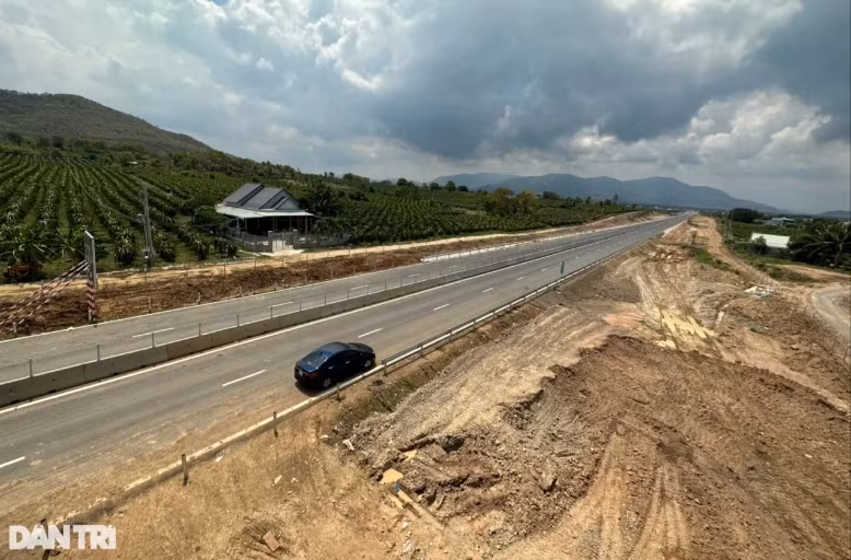 Theo Ban quản lý dự án 7, sau ngày thông xe 19/5, các gói thầu thi công hàng rào bảo vệ hành lang cao tốc, các tuyến đường gom dân sinh, cầu vượt dân sinh… sẽ tiếp tục thi công. Dự kiến ngày 30/6, tất cả các hạng mục còn lại sẽ hoàn thành. (Ảnh: Dân Trí).