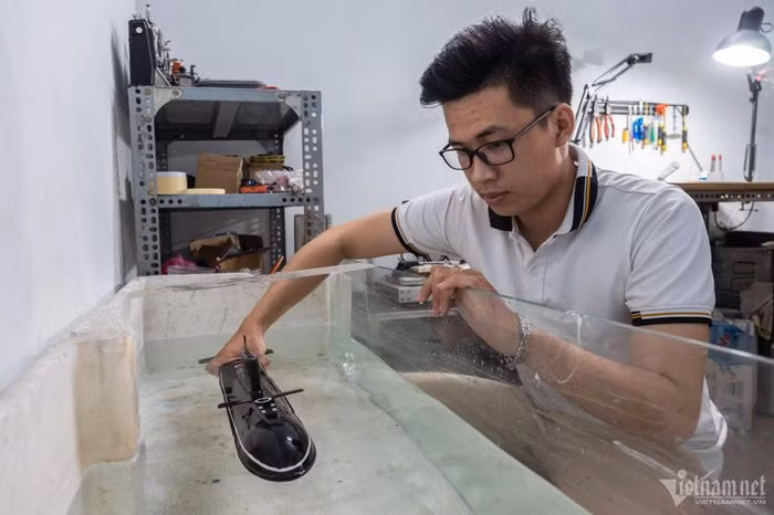 Phan Trần Phú (quận 6, TP. HCM) vừa học đại học vừa tự nghiên cứu, chế tạo thành công nhiều mô hình máy bay, tàu ngầm điều khiển từ xa giống với thực tế. Đặc biệt, mới đây chàng trai 23 tuổi đã cho ra đời thành công một mô hình tàu ngầm Kilo có thể phóng "ngư lôi, tên lửa" sau 2 năm dành thời gian tự mày mò.