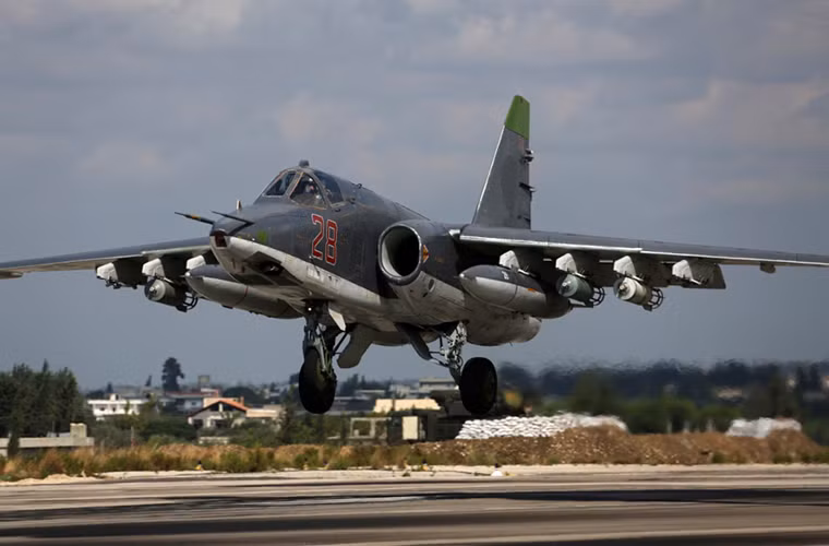 Tuy được thiết kế để mang tên lửa thông minh, nhưng trong cuộc chiến ở Syria, Không quân Nga chủ yếu cho Su-25 mang bom, rocket thông thường để oanh tạc mục tiêu.