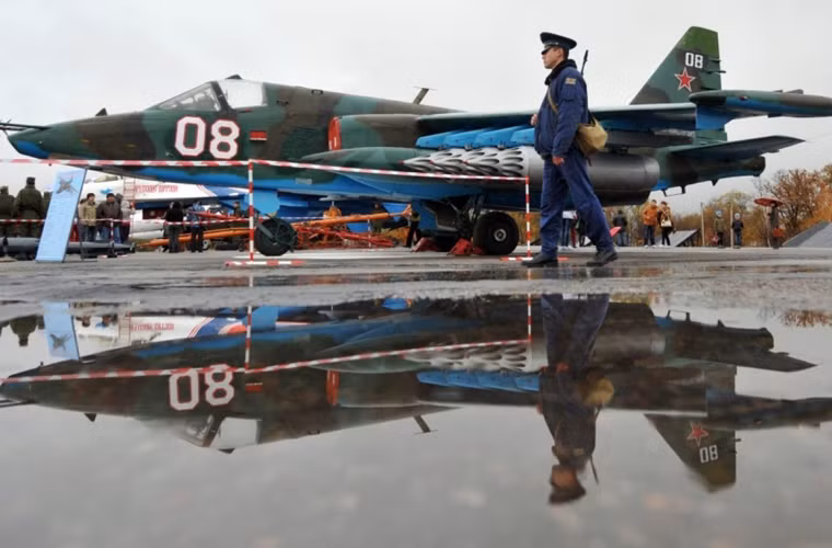 Su-25 Grach (NATO gọi là Forgfoot) là loại máy bay cường kích một chỗ ngồi, hai động cơ do cục thiết kế Sukhoi phát triển cho nhiệm vụ chi viện hỏa lực tầm gần, tấn công các mục tiêu xe tăng, xe bọc thép, công sự kiên cố cũng như tiêu diệt bộ binh mặt đất bằng nhiều loại hỏa lực mạnh mẽ, tầm cực gần - gần - trung bình - xa...
