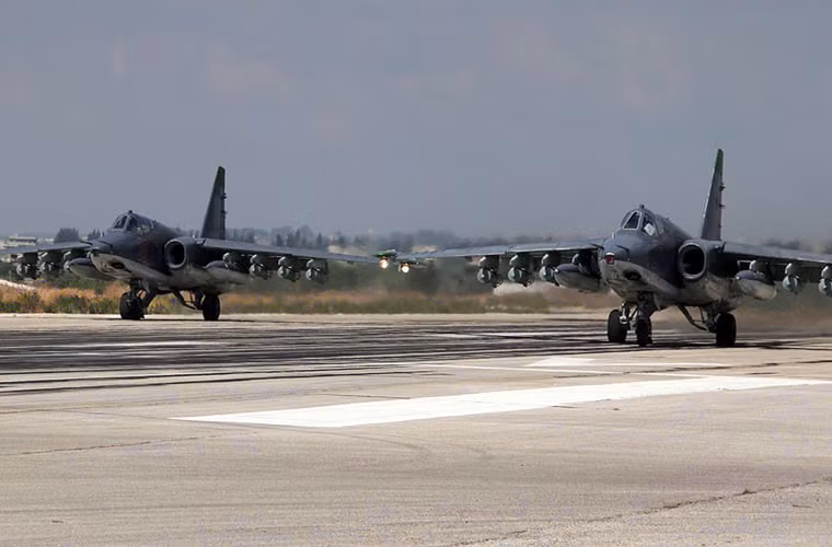 Máy bay cường kích Su-25 là một trong ba loại máy bay chiến đấu Không quân Nga sử dụng cho chiến dịch oanh kích mục tiêu mặt đất tại Syria (gồm Su-24M2, Su-25SM và Su-34).