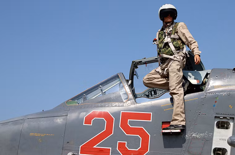 "Trong 6 tháng qua, các phi công Su-25 đã thực hiện 1.600 phi vụ với hơn 1.000 giờ bay trên bầu trời Syria, ném xuống 6.000 quả bom nhắm vào những kẻ khủng bố", ông Galkin cho biết.