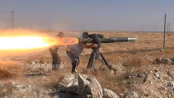 Trước đó, phiến quân ở Syria đã công bố một đoạn clip cho thấy tên lửa chống tăng TOW lần đầu chạm trán xe tăng T-90 Nga ở Syria.