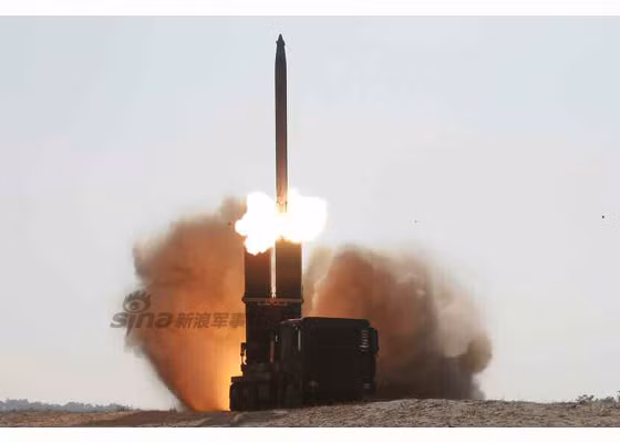 Đạn phản lực 300mm KN-09 không giống như đạn của BM-30 Smerch - hệ thống pháo phản lực nổi tiếng của Nga, mà gần giống với đạn rocket dẫn đường GMLRS M31 của Mỹ. "Đạn rocket của Mỹ có 4 cánh nhỏ gắn ở gần đầu mũi đạn, dấu hiệu tương tự cũng tìm thấy trên đạn của Triều Tiên (qua các bức ảnh). Vì vậy, đạn rocket KN-09 có lẽ cũng sử dụng hệ thống dẫn đường dựa trên định vị vệ tinh để giảm tối đa sai số lệch mục tiêu", chuyên gia Kim Min-seok nói với truyền thông.