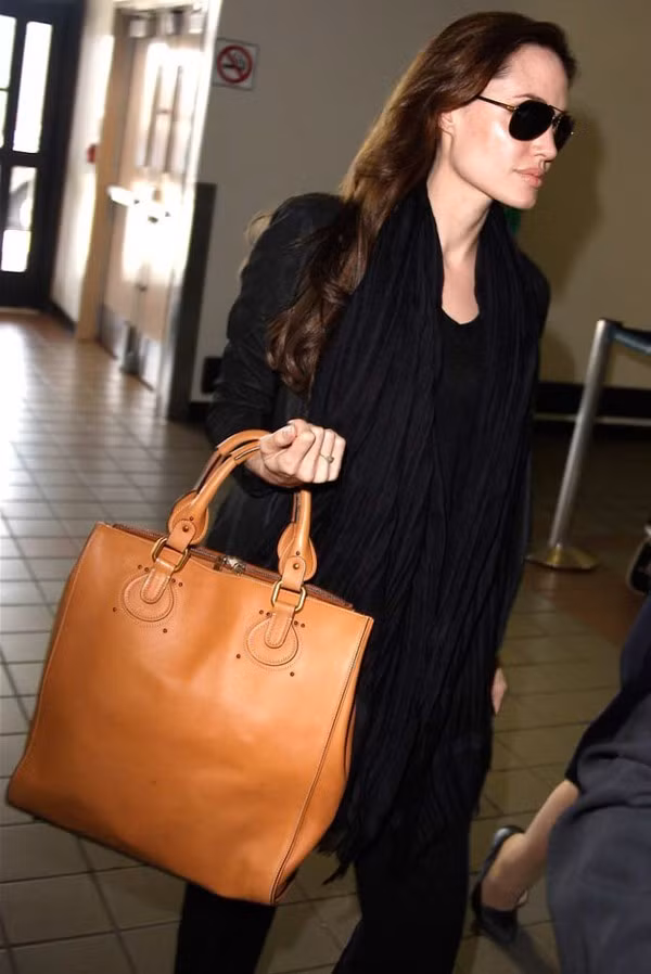 Đơn giản cùng túi Chloe Aurore Padlock Tote 1800 USD (39 triệu đồng).