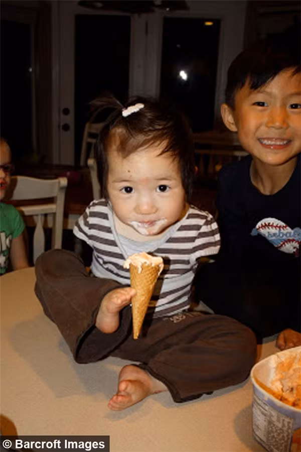 Theo lời kể của bà Christianne, vợ chồng ông bà tìm kiếm trong danh sách trẻ mồ côi và vô tình thấy bức ảnh của bé gái tật nguyền có đôi mắt to và đẹp và họ đã quyết định cần phải cho em bé đó một gia đình.