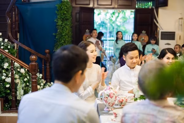 Trong ngày vui của mình, Mai Ngọc và chồng sắp cưới có nhiều khoảnh khắc bên nhau. Ngắm nhìn đôi trai tài gái sắc này, nhiều dân mạng, bạn bè của cả hai người đã không khỏi trầm trồ, khen ngợi đây là một cặp rất xứng đôi. Mai Ngọc thì đã quá quen mặt với khán giả truyền hình Việt Nam, cô là nữ MC, BTV hot nhất nhì VTV còn chồng sắp cưới của cô lại là một thiếu gia tài giỏi, giàu có với gia thế khủng đáng để người khác ngưỡng mộ.