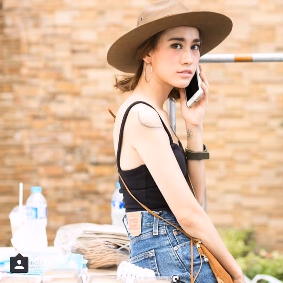 Như chia sẻ trên trang cá nhân thì công việc chủ yếu của Ida Siriwut là một người mẫu ảnh. Cô xuất hiện trên nhiều tạp chí thời trang của Thái, từ phong cách ăn mặc, trang điểm đến biểu cảm trong bức ảnh mọi người đều có thể cảm nhận sự chuyên nghiệp trong công việc của cô gái này.
