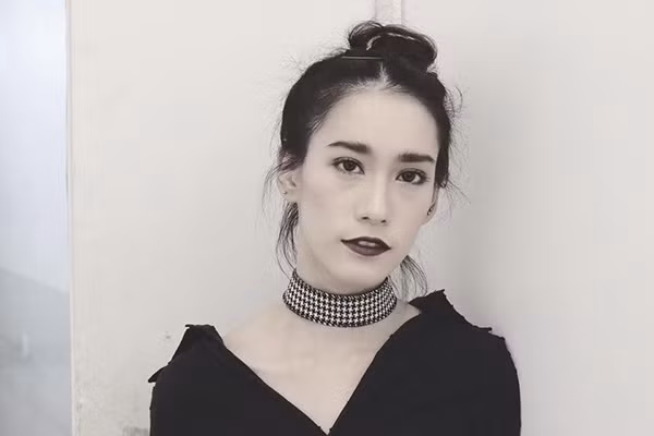 Cô gái này có nước da trắng và lúm đồng tiền rất duyên, chỉ riêng những điểm đó thôi đã có thể thu hút sự hâm mộ lớn của độc giả rồi.