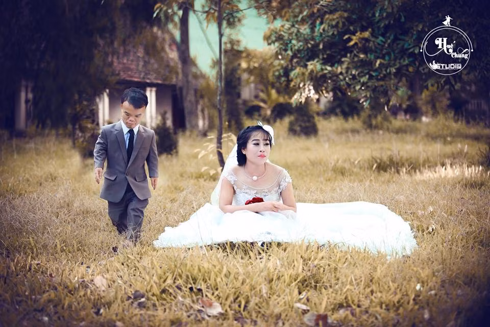 Khi nhìn bức ảnh cưới và câu chuyện tình của cặp đôi xứ Thanh, nhiều người đã phải thốt lên kinh ngạc vì cho rằng có lẽ chúng là một sản phẩm dàn dựng trong một MV ca nhạc nào đó. Tuy nhiên, khi tìm hiểu về tính xác thực của bộ ảnh này thì tất cả mọi người đều phải trầm trồ kinh ngạc.