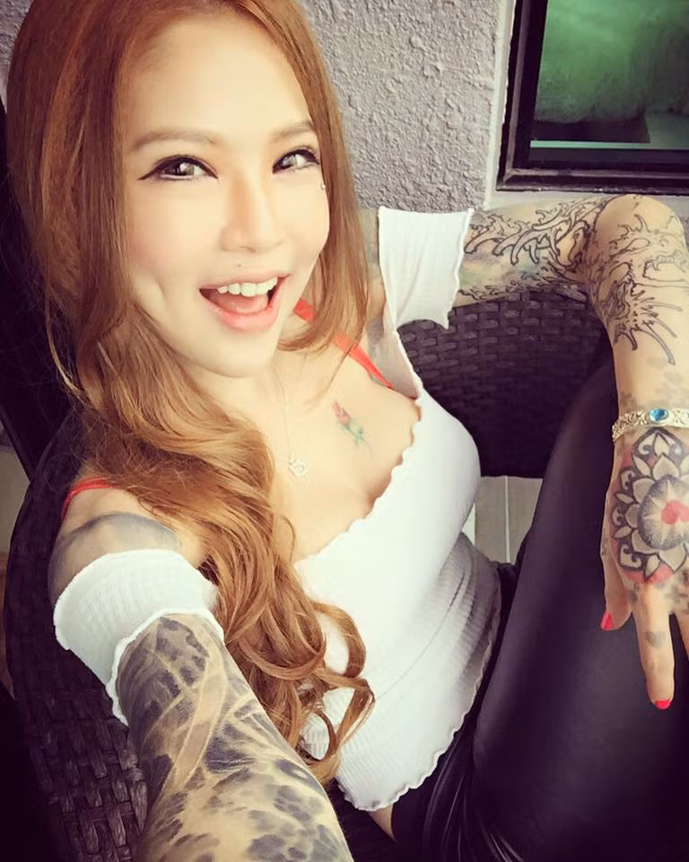 Do tính chất công việc và niềm đam mê với nghệ thuật xăm hình, bà mẹ thợ xăm đã tậu cho mình nhiều hình xăm cá tính phủ kín toàn bộ 2 cánh tay và 1 bên chân.