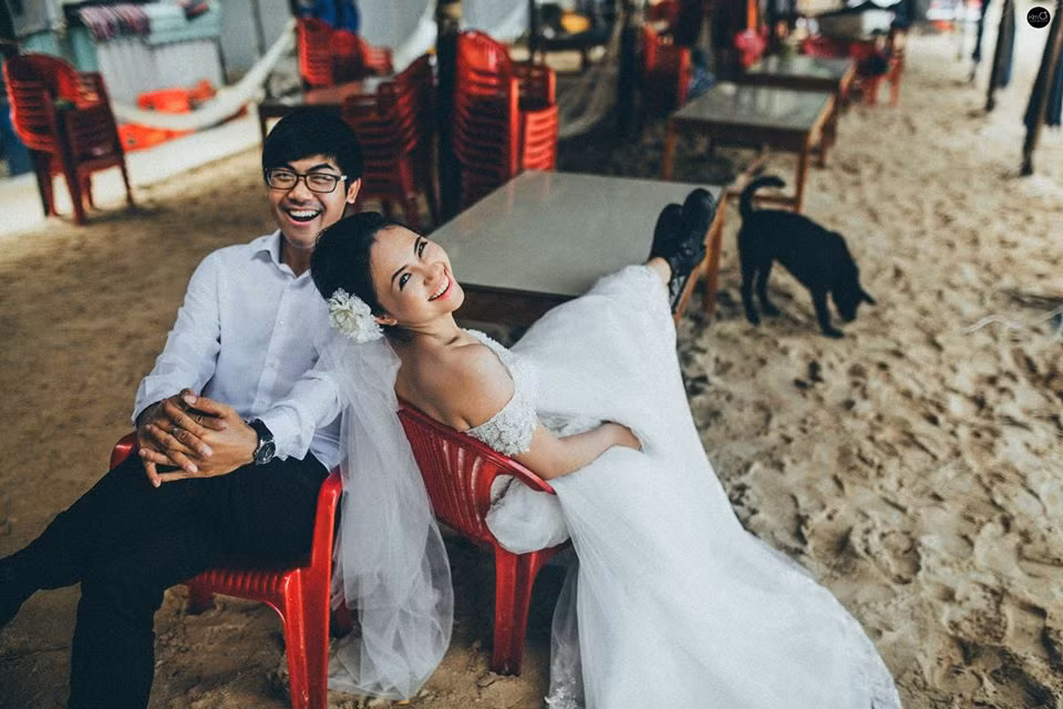 Bộ ảnh cưới của chàng và nàng được thực hiện tại bãi biển Nam Du, Kiên Giang nhận được nhiều lời khen không ngớt của dân mạng. Trái ngược với nhiều cô dâu mong muốn sự lộng lẫy, kiêu sa ở bức ảnh cưới, nàng lại thích sự riêng biệt như chính cá tính của nàng.