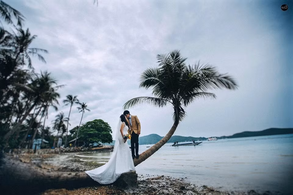 Chẳng cầu kỳ tạo dáng mà cũng không quan trọng bối cảnh, chàng và nàng vẫn có những bức hình ấn tượng ghi lại kỷ niệm quan trọng nhất đời mình. Hơn cả là họ vẫn luôn bên nhau trong mọi hoàn cảnh.
