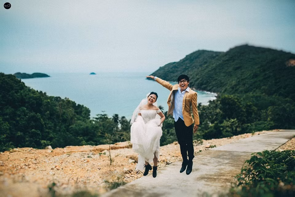 Vậy là bộ ảnh cưới tinh nghịch ghi dấu toàn bộ những bức ảnh “diễn sâu” đến khó tin của cặp vợ chồng 9X. Từ cười rạng rỡ đến nhăn mặt làm xấu, chắc hẳn bất cứ ai khi chiêm ngưỡng ảnh cưới của chàng và nàng đều phải thốt lên thích thú vì sự đặc biệt của chúng.